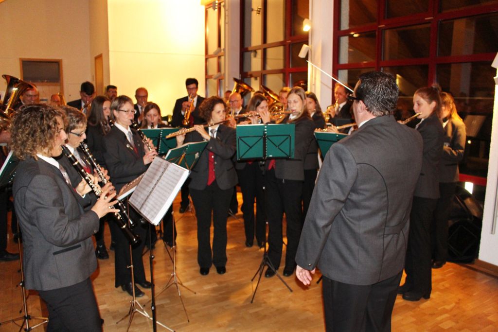 Der Musikverein Brigachtal tritt in mittlerer Besetzung an. Die Musiker spielen für den wiedergewählten Bürgermeister und die Brigachtaler, die ins Rathaus gekommen sind.