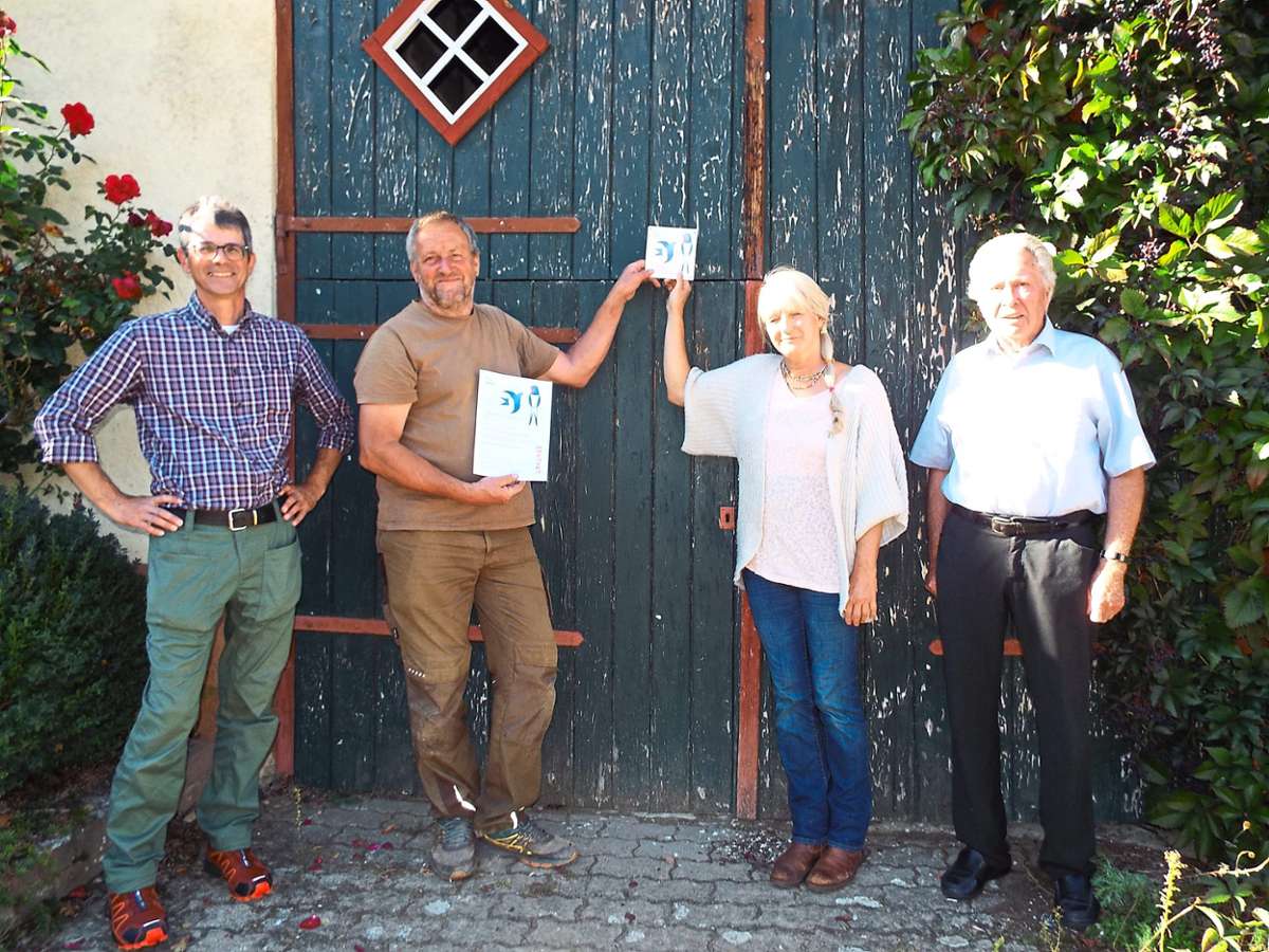Hannes Schurr (von links), Matthias Klose-Kanniga, Kati Kanniga und Karl-Eugen Maulbetsch freuen sich: Die Nabu-Plakette kommt an das Scheunentor. Foto: Schnurr