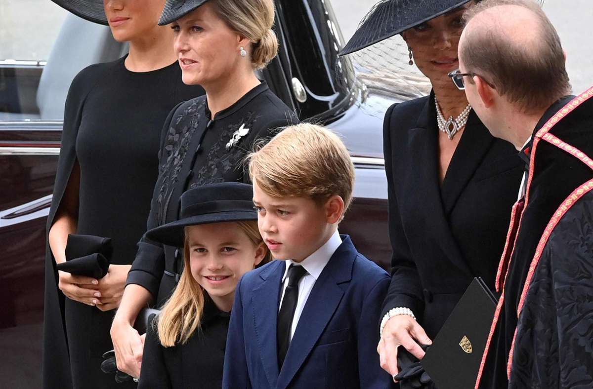 Prinz George und Prinzessin Charlotte kommen mit ihrer Mutter Prinzessin Kate zur Westminster Abbey. Foto: AFP/GEOFF PUGH