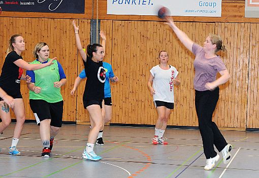 Zum Aufwärmen spielt die Damenschaft Basketball. Volontärin Lena Stangenberg (rechts) versucht  ihr Glück und wirft den Handball in Richtung Mitspielerin. Foto: Gräff