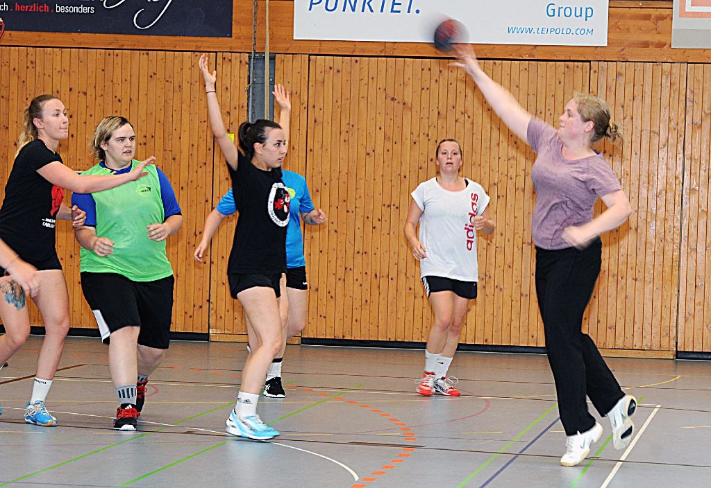 Zum Aufwärmen spielt die Damenschaft Basketball. Volontärin Lena Stangenberg (rechts) versucht  ihr Glück und wirft den Handball in Richtung Mitspielerin.