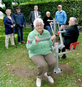 Bürgermeister Peter Schumacher (hinten Mitte) und Hans-Peter Storz (hinten rechts) freuen sich, dass drei Seniorinnen die Geräte testen.  Foto: Reichert Foto: Schwarzwälder-Bote