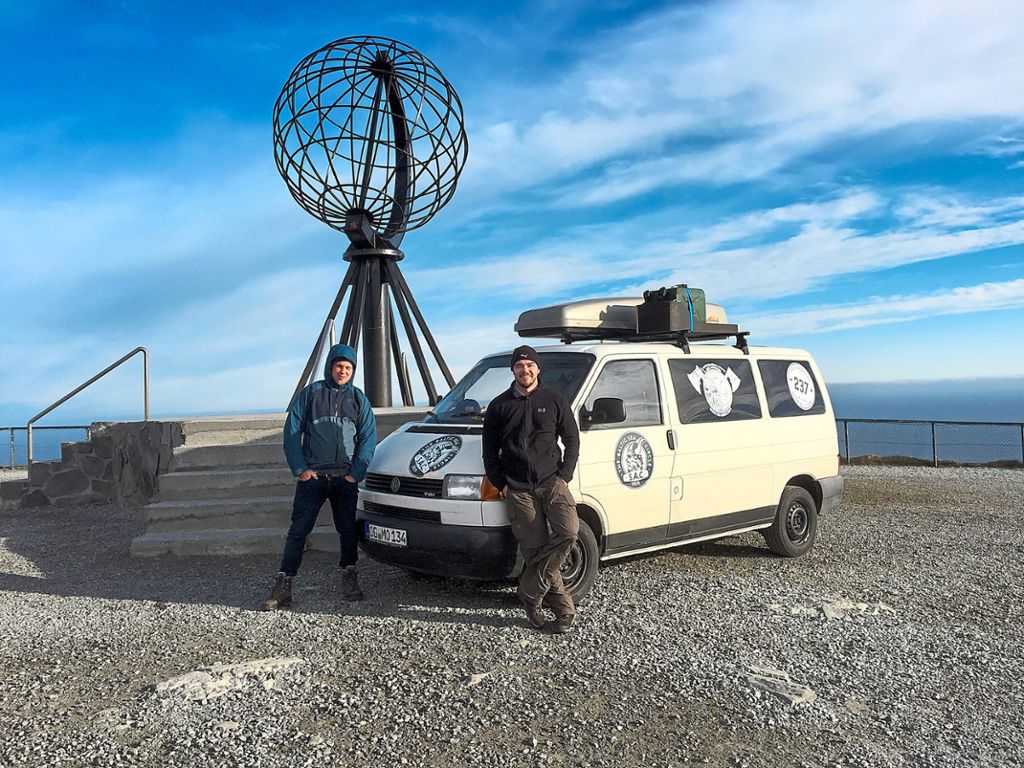 Bis zum Nordkap (Foto) führte die Fahrt Michael Ohnemus (links) und Patrick Papst in ihrem VW- Van Baujahr 1997.