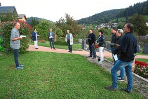 Gärtnermeister Christian Jäger (links) erläuterte den Ortschaftsräten seine Pläne für den Ettenheimmünsterer Friedhof bei einer Vor-Ort-Begehung. Foto: Masson