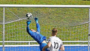 Der frühe Moment des Unglücks: In der 8. Minute segelt ein langer Ball von Tevfik Ceylan  über die Fingerspitzen von FC-Keeper Henning Schwenk hinweg ins Tor. Foto: Wagner