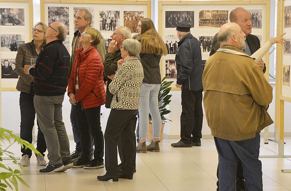 Zahlreiche Interessierte sind zur Eröffnung der Fotoausstellung zur Ortsgeschichte in die Geislinger Harmonie gekommen.