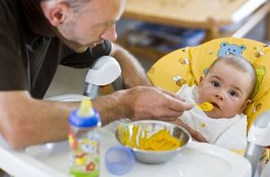 Väter bekommen im Schnitt fast 440 Euro mehr Elterngeld als Mütter, wenn sie wegen ihrer Kinder im Job pausieren.  Foto: dpa