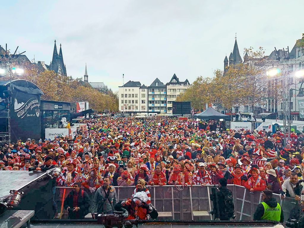 Zum Schluss des Auftrittes der Stadtkapelle sind es über 20¦000 Zuschauer vor der großen Bühne des Kölner Heumarktes. Vor dem Fernseher schauen zu diesem Zeitpunkt noch viel mehr zu. Foto: Schwarzwälder Bote
