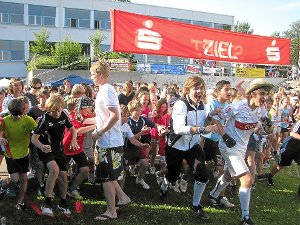 Bahn frei für die Läufer: 546 Schüler starteten am Dienstag beim Spendenlauf.  Foto: Lenski/Kost