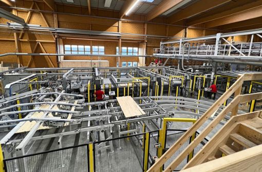 Hochmoderne Maschinen  stehen in der neuen Produktionshalle der HolzBauWerk GmbH Schwarzwald in Besenfeld. Foto: Monika Braun