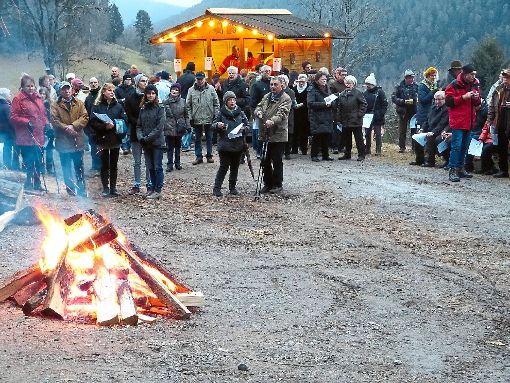 Etwa 100  Besucher kamen zur Waldweihnacht auf der Erdbeerplatte. Foto: Ziegelbauer Foto: Schwarzwälder-Bote