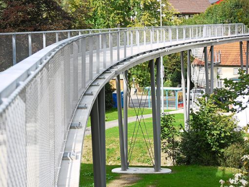 Die Textilbrücke in Lautlingen ist noch keine elf Jahre alt und muss saniert werden. Grund dafür sind Haarrisse im Beton. (Archivfoto) Foto: (sb)