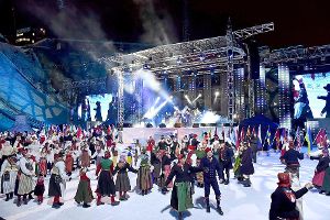 Farbenprächtig und folkloristisch geriet die WM-Eröffnung am Mittwochabend in Falun. Foto: Wiklund