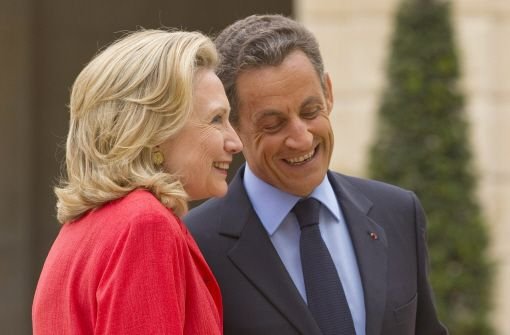 Frankreichs Präsident Nicolas Sarkozy empfängt die US-Außenministerin Hilary Clinton zur Libyen-Konferenz in Paris. Foto: AP