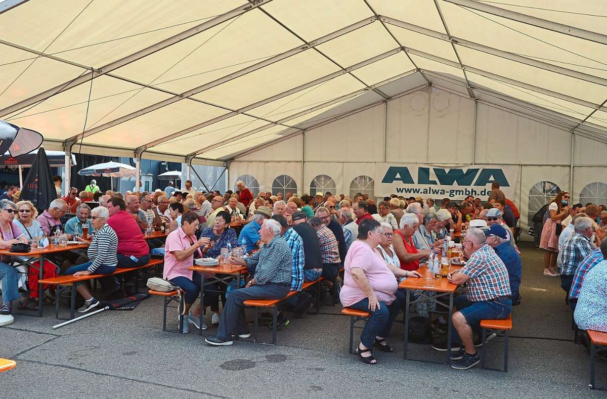 Rund 700 Gäste sind zur Mittagszeit zum Kesselfleischessen der Wasenstube gekommen. Foto: Reich