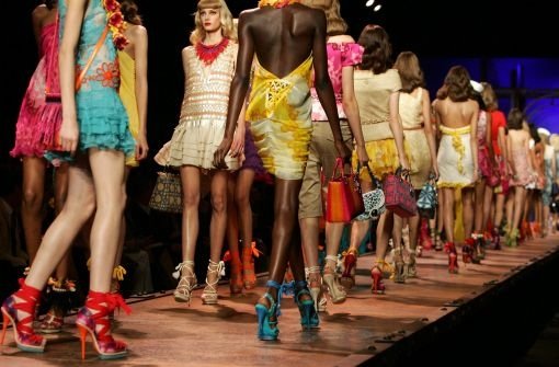 Eine der farbenfrohesten Kollektionen stellte zweifelsfrei der Modeschöpfer John Galliano vor. Galliano arbeitet seit 1997 für das Modehaus Dior. Foto: dpa