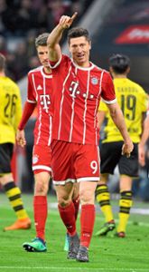 Reichlich jubeln durften die Bayern gegen Borussia Dortmund: Robert Lewandowski (vorne) traf beim 6:0-Sieg dreimal, Thomas Müller steuerte einen Treffer bei. Foto: Gebert