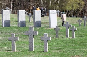 Um die Pflege von Kriegsgräbern zu unterstützten, sammelten Soldaten des KSK für den Volksbund. Foto: Wüstneck/dpa Foto: Schwarzwälder Bote