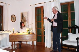 Zu Gast im Wohnzimmer von Klaus Backhaus: Kristin Höller las aus ihrem Roman Schöner als überall. Foto: Bender Foto: Schwarzwälder Bote