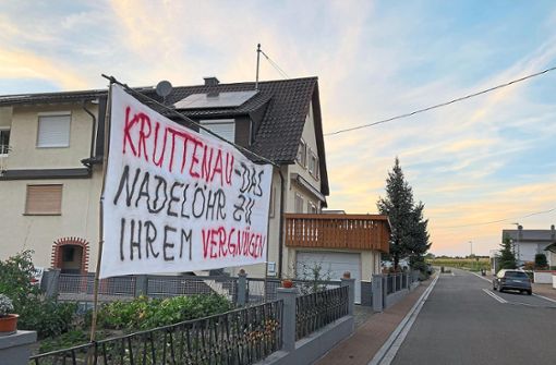 Ihrem Frust über das Verkehrsaufkommen geben Anwohner der Kruttenau mit Plakaten zum Ausdruck. Foto: Bohnert-Seidel