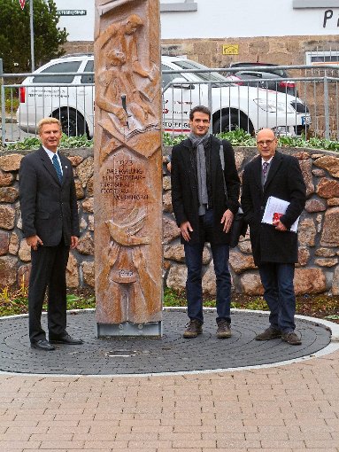 Bürgermeister Robert Strumberger (links) und Karl Christian Fock (rechts) zeigen  Henning Rohwedder den umgestalteten Rathausplatz. Foto: Stadt Vöhrenbach Foto: Schwarzwälder-Bote