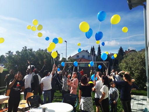 Zur Feier des internationalen Tags der Demokratie ließen die Teilnehmer 50 Luftballons in die Luft steigen.   Foto: Naumann Foto: Schwarzwälder Bote
