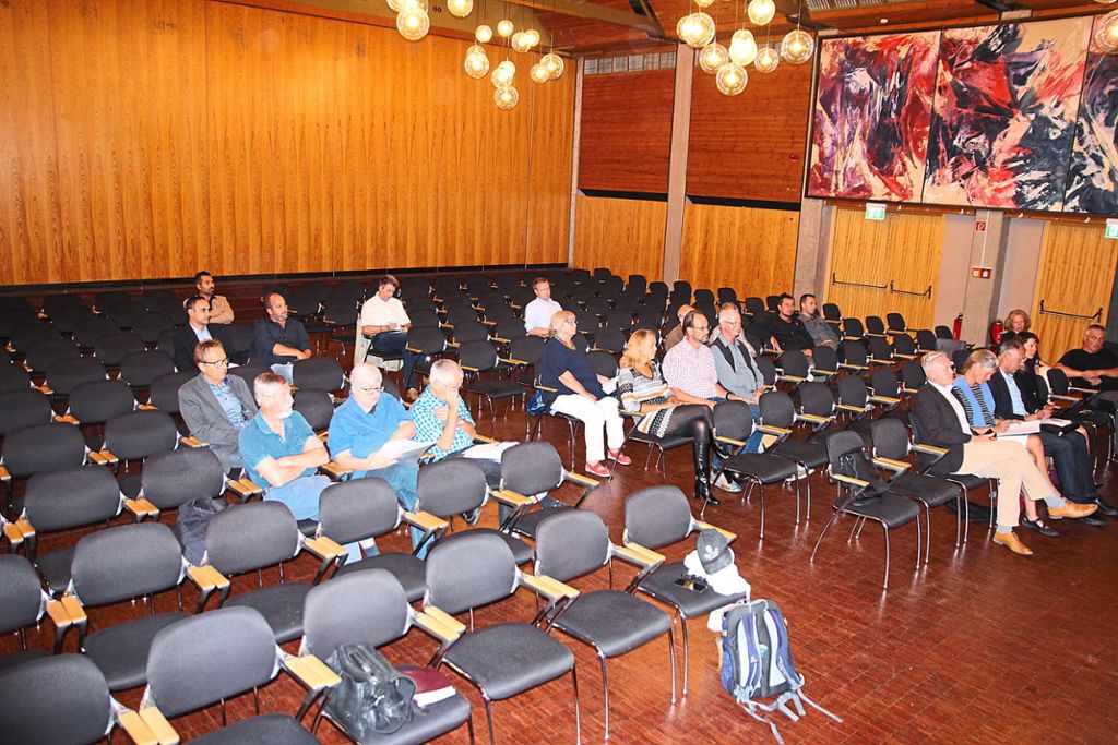 360 geladene Gäste werden am Dienstagabend zur Infoveranstaltung erwartet. Doch viele Stühle bleiben leer. Foto: Hübner