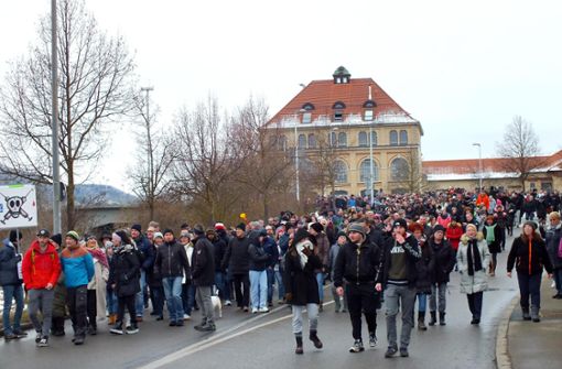 Über 1000 Impfgegner gingen am Sonntagnachmittag in Ebingen spazieren. Foto: Kistner