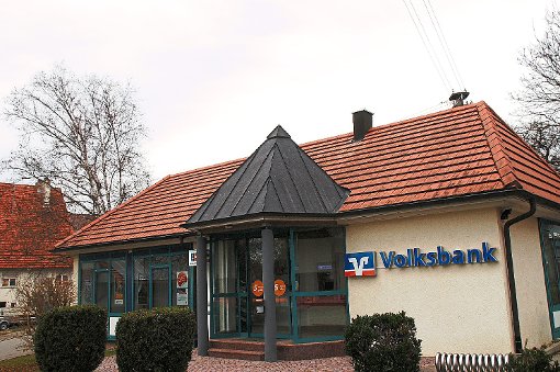 Auch in die Volksbank in Isingen wurde eingebrochen und der Geldautomat aufgebrochen. Foto: Hertle