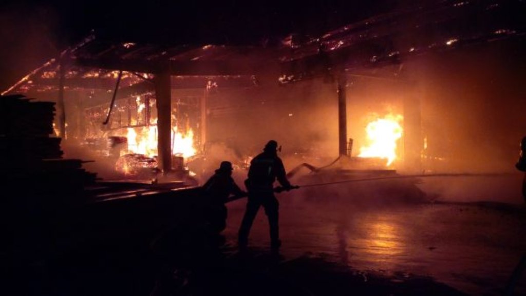 In einem Sägewerk in Steinach ist am frühen Donnerstagmorgen ein Feuer ausgebrochen. Der Schaden geht in die Hunderttausende. Foto: Feuerwehr Welschensteinach