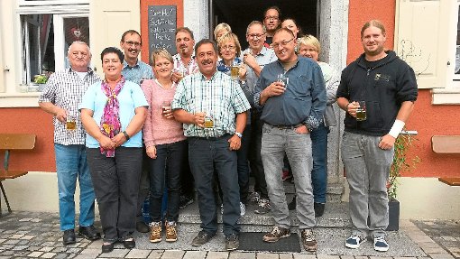 Ein Prosit auf den gelungenen Ausflug: der Freundeskreis der ehemaligen Binsdorfer Gardetänzer.  Foto: Privat Foto: Schwarzwälder-Bote