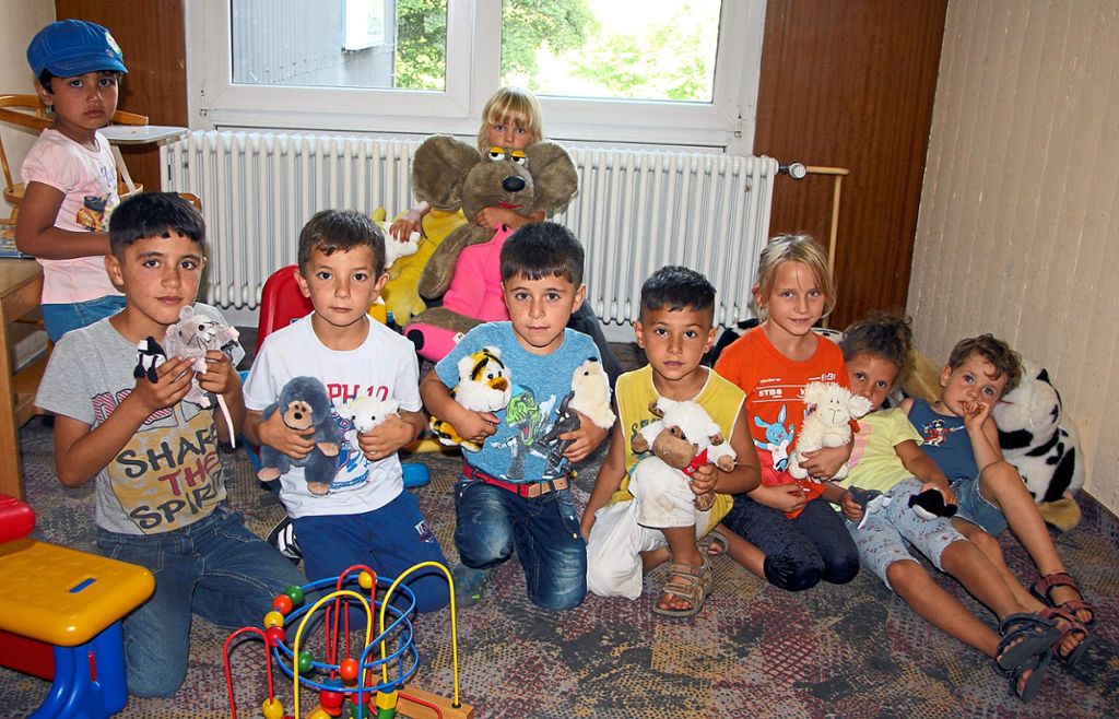Freude auf beiden Seiten: Die Kinder des TSV Meßstetten haben Kuscheltiere und Spielsachen gesammelt, die sie den Lea-Kindern im Sommer 2015 stolz überreichen.  Foto: Weiger