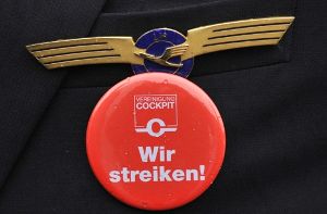 Streik-Button der Pilotenverinigung Cockpit (Archivbild). An diesem Mittwoch  bestreiken die Piloten die Kurz- und Mittelstreckenflüge der Lufthansa Foto: dpa