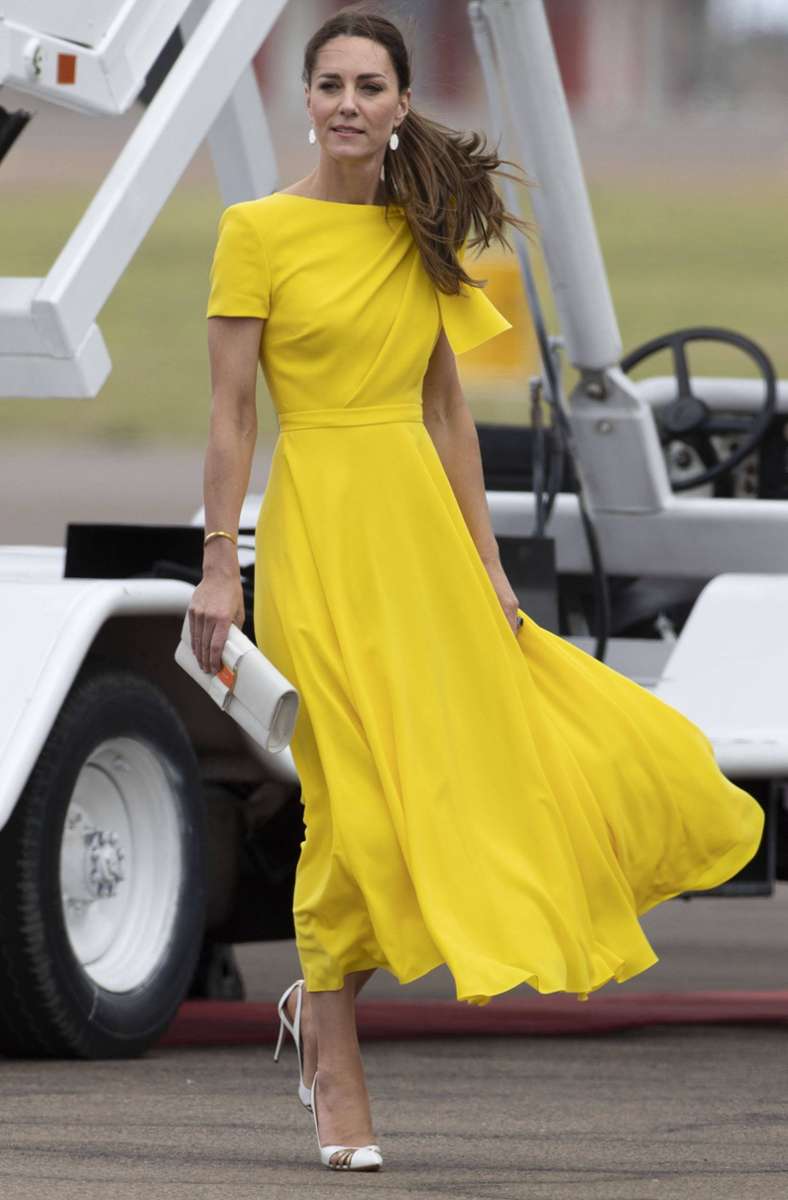 Im Frühjahr 2022 besuchten Herzogin Kate und Prinz William die Karibik. Bei der Ankunft in Jamaika trug Kate ein sonnengelbes Kleid von Roksanda. Die 40-Jährige betrieb mit dem Outfit Mode-Diplomatie: Gelb ist eine von Jamaikas Nationalfarben.