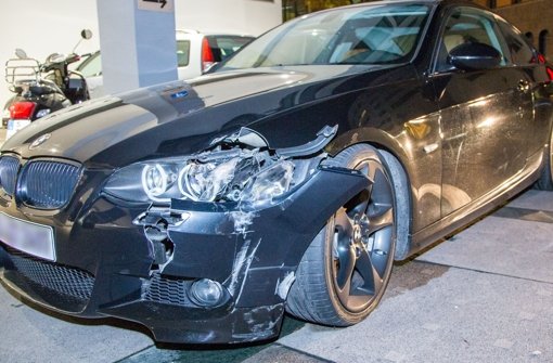 Der BMW des 18-Jährigen nach der Unfallserie auf der Partymeile Foto: 7aktuell.de/Adomat