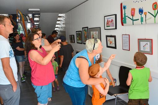 Stolz zeigen die Kinder ihren Eltern und den Besuchern ihre Kunstwerke, die bis Ende Juli im Rathaus zu sehen sind.  Foto: Wagner Foto: Schwarzwälder Bote