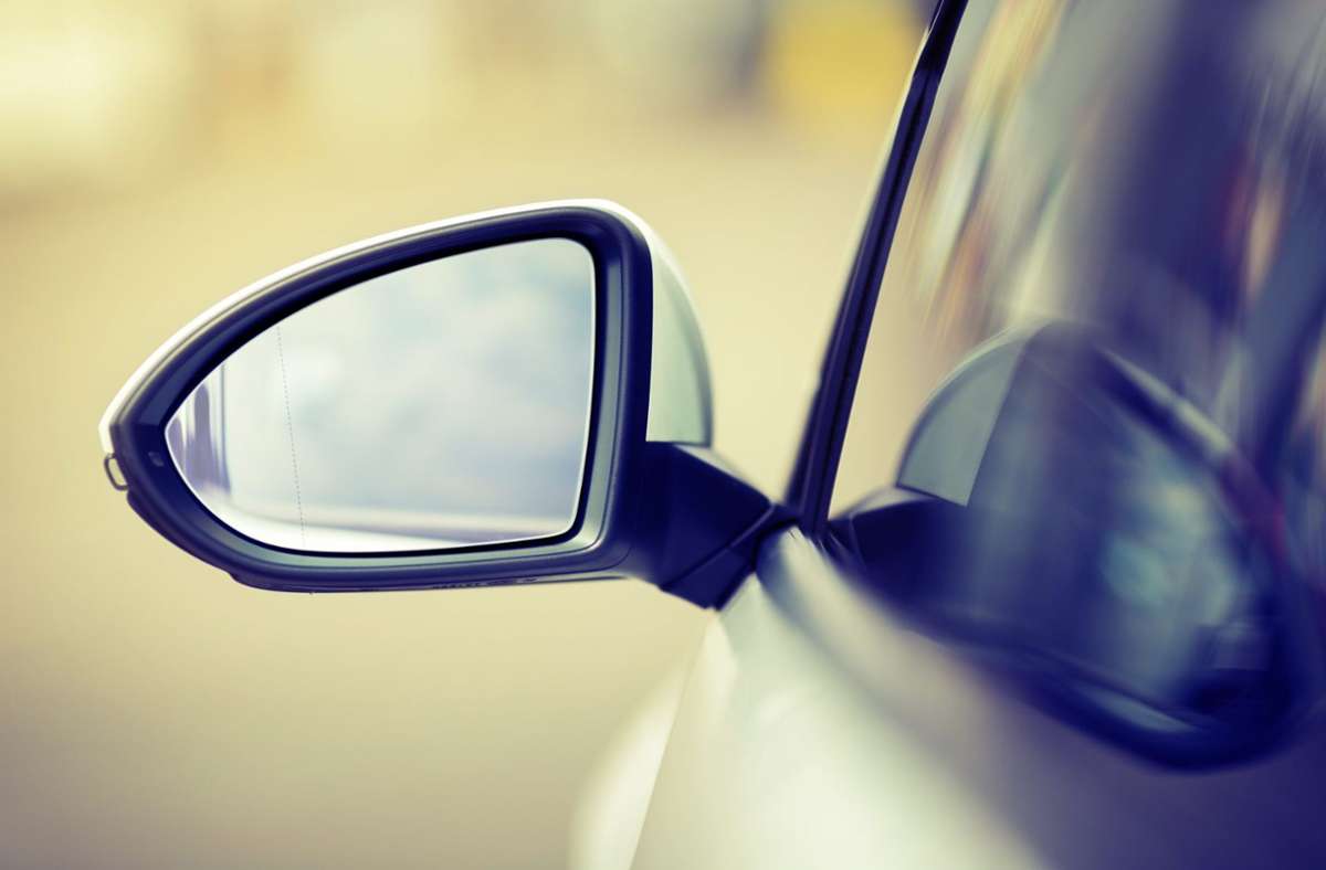 Obwohl der VW-Fahrer auswich, kam es zur Berührung der beiden Seitenspiegel. (Symbolfoto) Foto: kak2s/ Shutterstock
