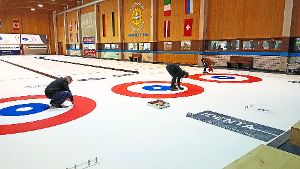 Die Zielkreise werden in diesem Jahr erstmals mit einer neuen Technik präpariert und bemalt. Fotos: Curling Club Foto: Schwarzwälder-Bote