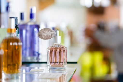 Parfüm im Wert von mehreren hundert Euro soll der Ladendieb gestohlen haben. (Symbolfoto) Foto: Kzenon/ Shutterstock