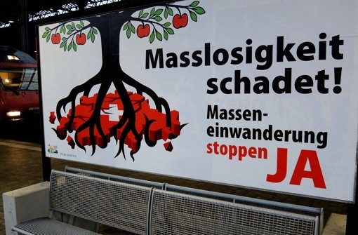 Mit diesem Plakat warb die rechtspopulistische  Partei SVP in der Schweiz um Zustimmung für ihre Initiative, Einwanderung aus der EU zu begrenzen. Foto: dpa