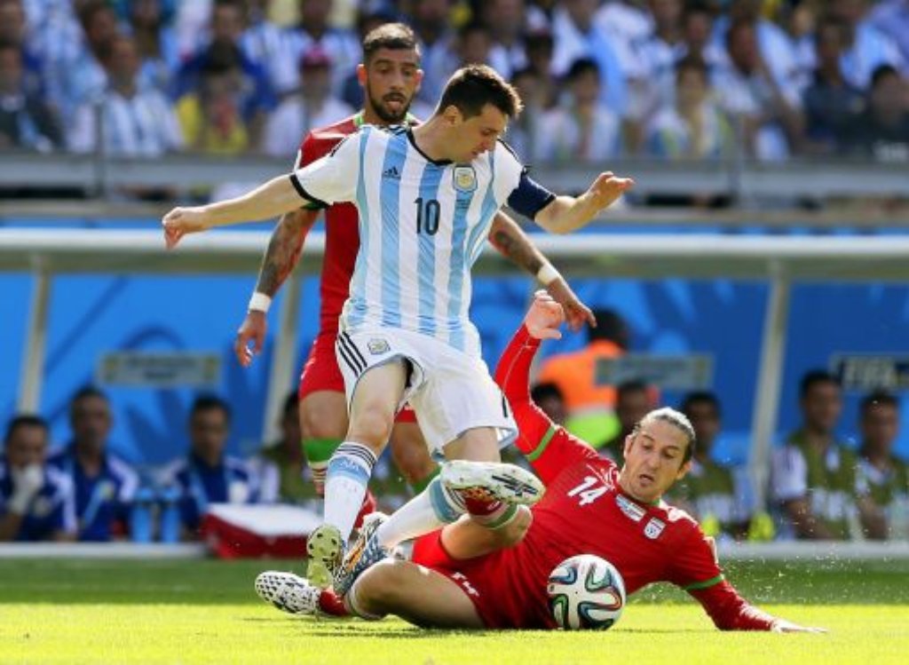 Argentiniens Messi (Mitte) gegen Irans Andranik Timotian (rechts). Foto: dpa