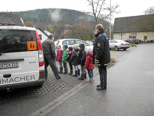 Karl Müller von der Polizei übte mit den Kindern und einem Fahrer das richtige Verhalten beim Einsteigen ins Taxi. Foto: Polizei Foto: Schwarzwälder-Bote
