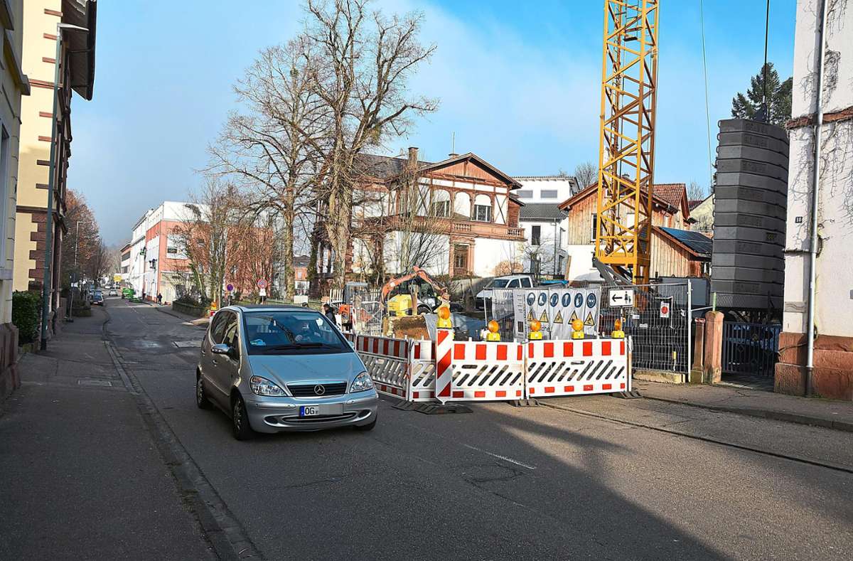 Wegen Kanalarbeiten ist die Alte Bahnhofstraße nur noch einseitig befahrbar. Foto: Merz