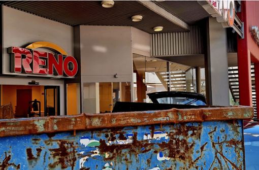 Der Container steht vor der Tür: Aktuell wird die Reno-Filiale ausgeräumt. Damit wird ein weiterer Laden vorerst leer stehen. Foto: Kugel