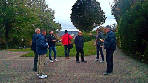 Der Ortschaftsrat Stetten traf sich auf dem Friedhof, um den Standort der Urnenstele zu bestimmen. Foto: Elena Baur