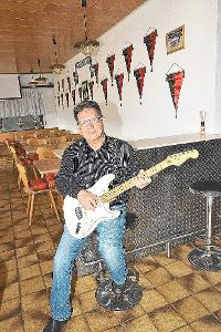 Horst Niederreiner, Gitarrist von Sterntaler-Express, heißt der neue Sportheimwirt. Foto: Maier Foto: Schwarzwälder-Bote