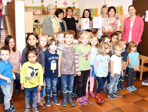 Isabella Glasneck vom Landwirtschaftsamt überreichte Kindergartenleiterin Karin Schwarzwälder das BeKi-Zertifikat.  Foto: Siegmeier Foto: Schwarzwälder Bote