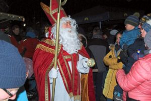 Der Nikolaus besuchte Harthausen und beschenkte die Kinder. Foto: Schwarzwälder Bote