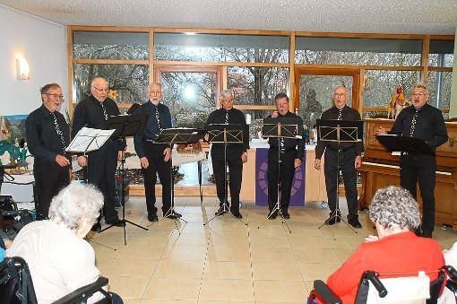 Lieder zu Advent und Weihnachten hat das Ensemble GIS (Grau in Schwarz) im Pflegewohnhaus vorgetragen. Foto: Hertle Foto: Schwarzwälder-Bote
