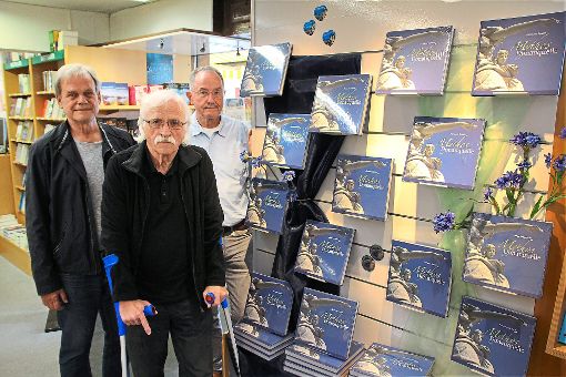 Layouter Holger von Briel und Autor Hermann Sumser freuen sich, dass Buchhändler Klaus Beurer (von links) das Buch Mythos Donauquelle in seinen Buchhandlungen (Morys) anbietet. Foto: Vollmer